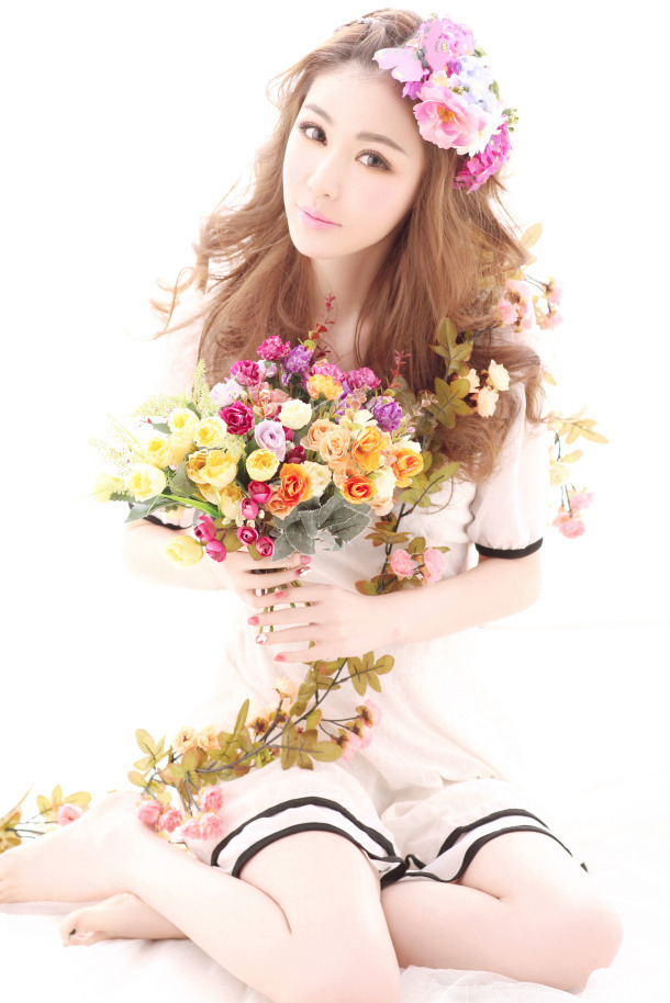 花中徜徉 漂亮的清纯美女写真