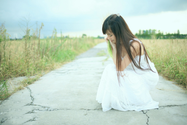乡间小路白衣女子的小清新